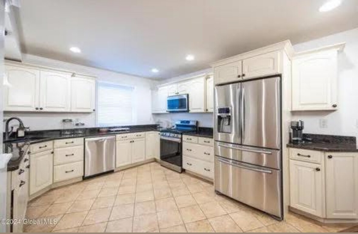 Building Photo - 24b Thacher St