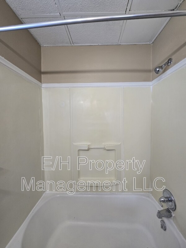 Building Photo - 400 S Hydraulic Ave