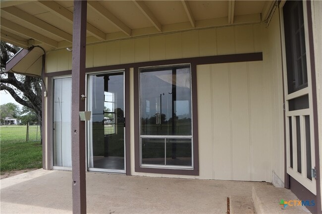 Building Photo - 707 Old Seguin Luling Rd