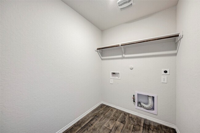 Building Photo - 105 Calgary Ln