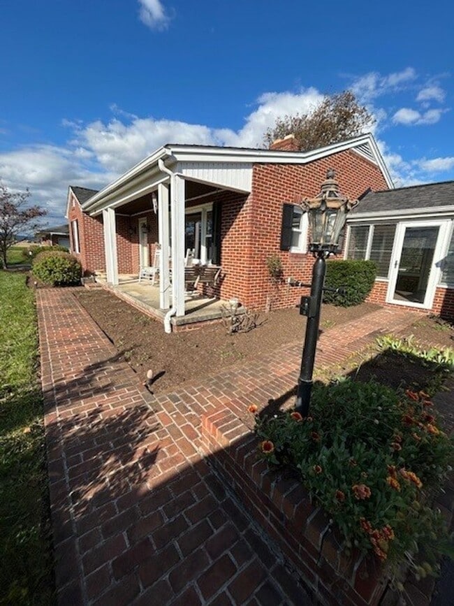 Building Photo - Remodeled rancher just outside of Frederick with stunning mountain views ready for you!