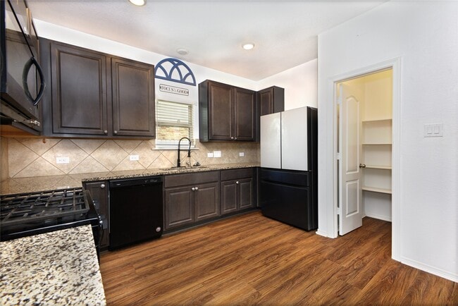 Building Photo - 2106 Benjamin Park