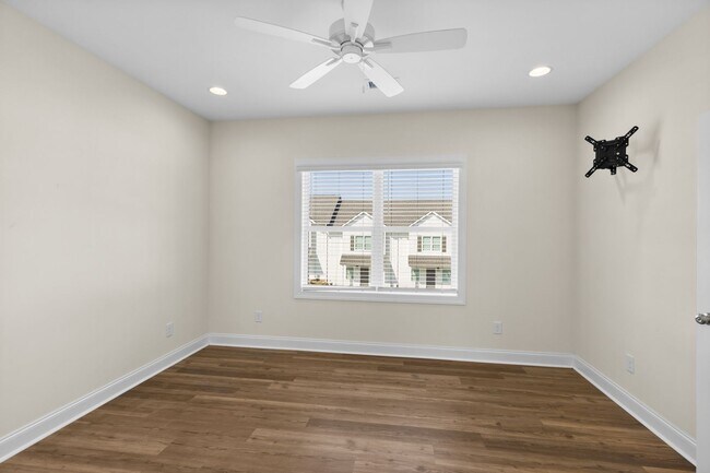 Building Photo - 3260 Academy Dr