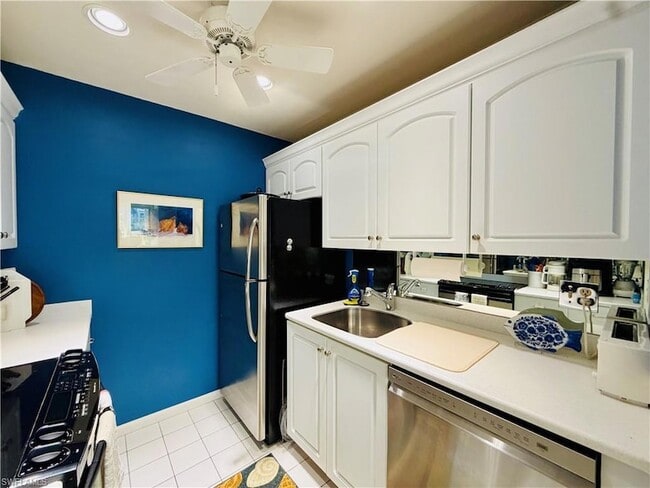 Building Photo - 333 Harbour Dr
