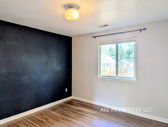 Building Photo - 1617 W 39th Ave