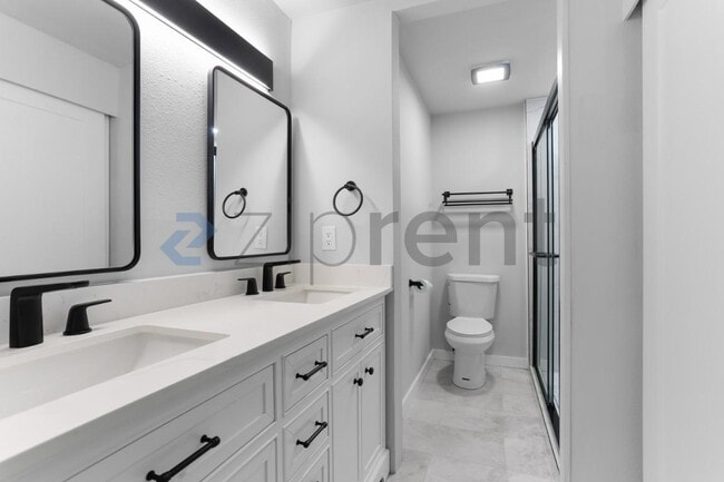 Building Photo - Unit B7