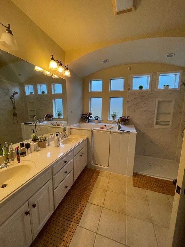 Building Photo - Price Dropped Gorgeous 5 Bedroom Home in The Haven!