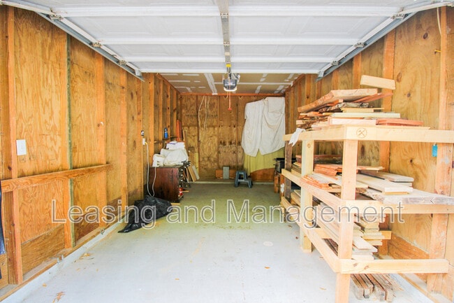 Building Photo - 700 Daniel Ellis Dr