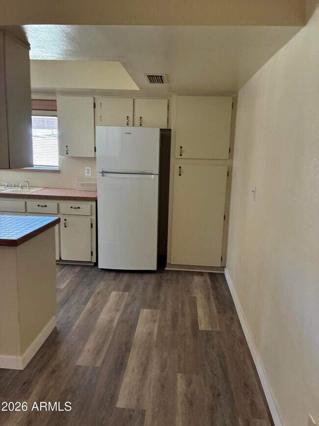 Building Photo - 1422 E Yucca St