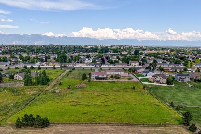 Building Photo - Spacious Furnished Home with Mountain Views and Room to Enjoy