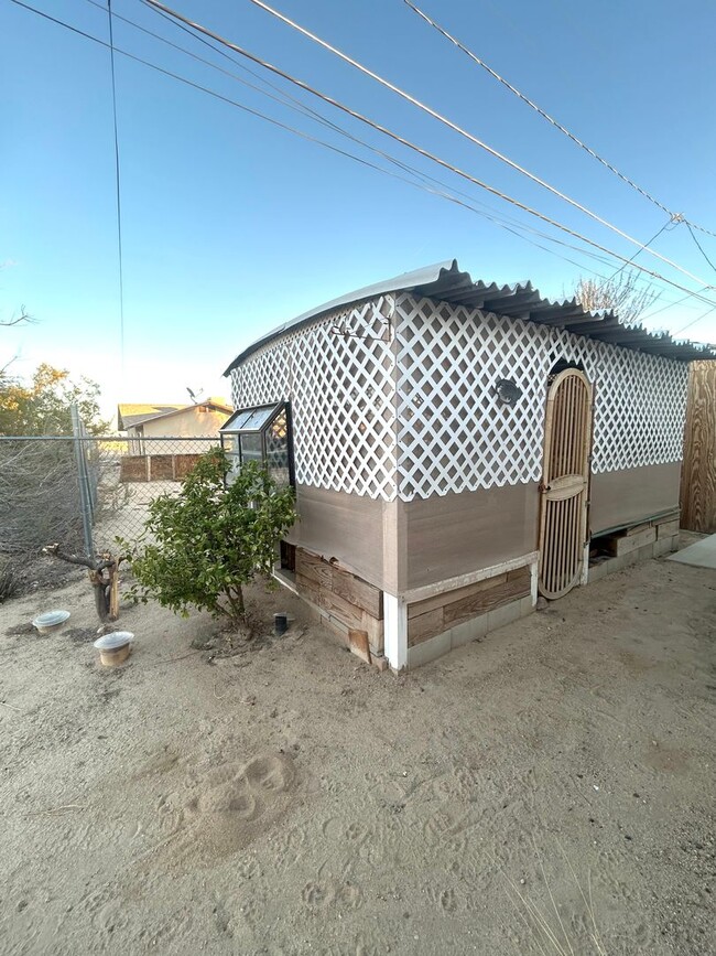 Building Photo - Charming 3 Bedroom 2 Bathroom Home with Pa...