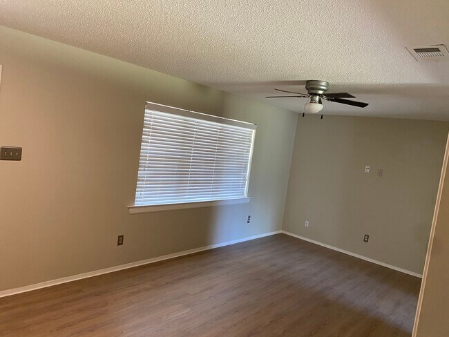 Building Photo - 1725 Pecan Park Dr