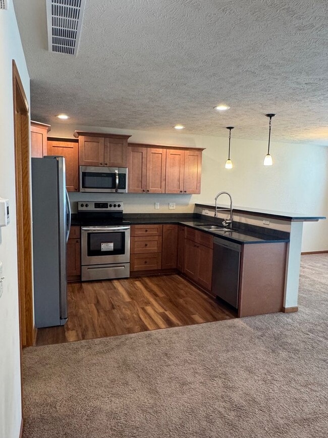 Building Photo - Spacious 3-Bedroom Townhome in Prairie Vil...