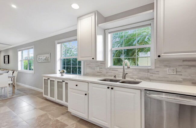 Building Photo - 11361 SW Pembroke Dr