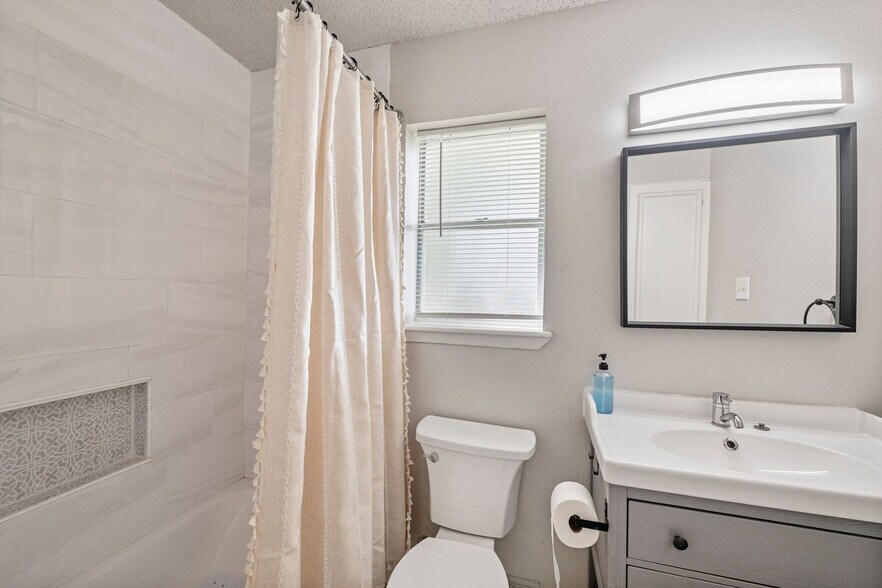 Building Photo - 11906 Blueridge Mountains Dr