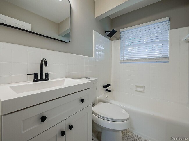 Building Photo - $2300 3 bed 2 bath bungalow