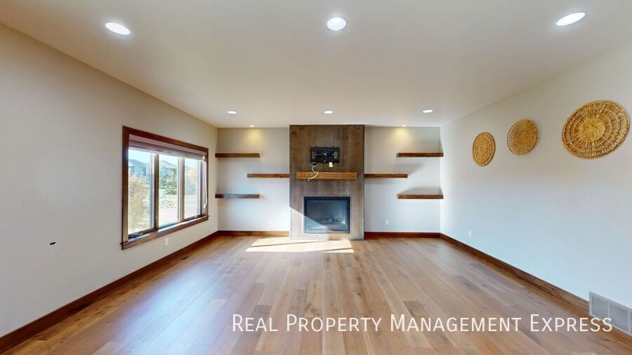 Building Photo - Beautiful 7 Bedroom 4 Bath Residence with ...