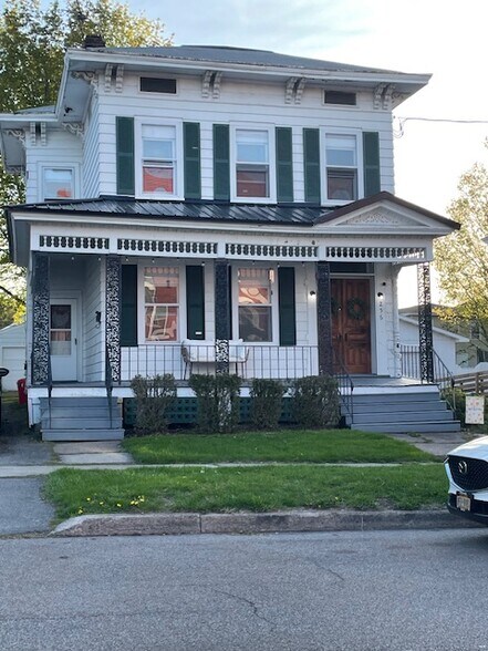 Building Photo - 256 W 4th St