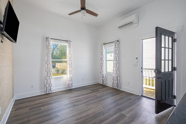 Building Photo - 637 E Anderson St