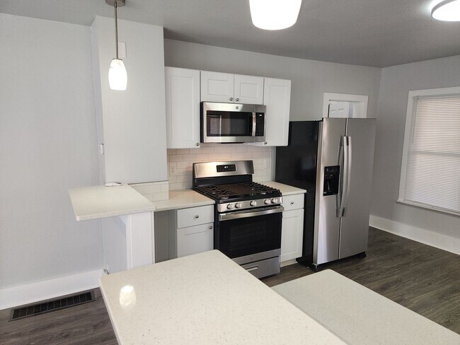 Building Photo - Wood Ave. Downtown Charmer! All Remodeled.
