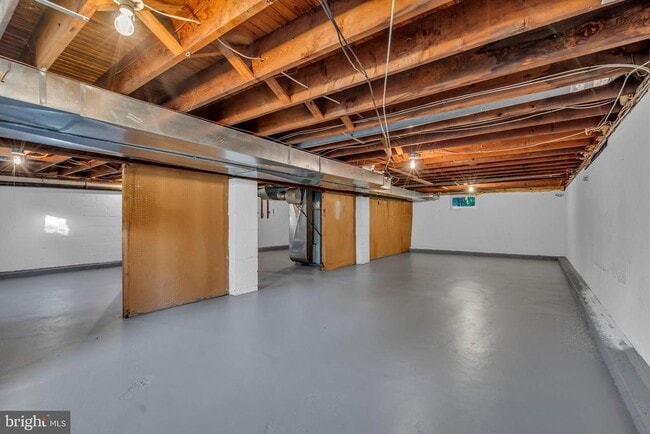 Building Photo - 165 Lakeview Dr N