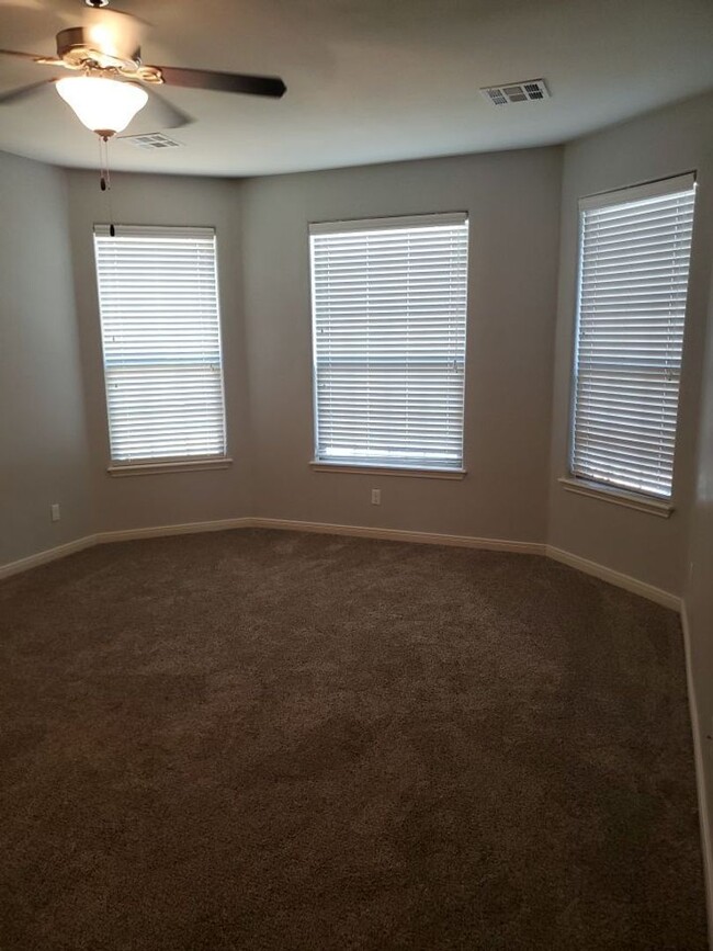 Building Photo - 4 bedrooms/2.5 bath over 2,000 square feet