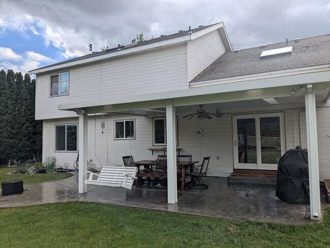 Building Photo - Pet friendly, avail July 1