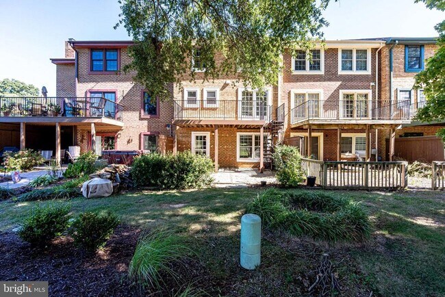 Building Photo - 2186 Golf Course Dr