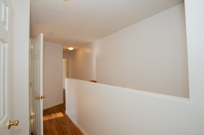 Building Photo - 3 bedroom, 1 full/1 half bath, Duplex in C...