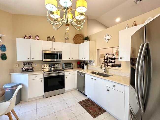 Building Photo - 6129 Heliconia Rd