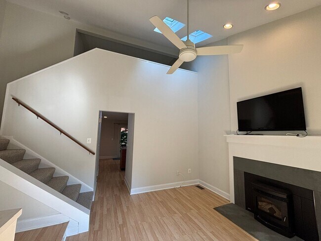 Building Photo - Adorable 1 bedroom 1.5. bath end unit townhouse in Annapolis