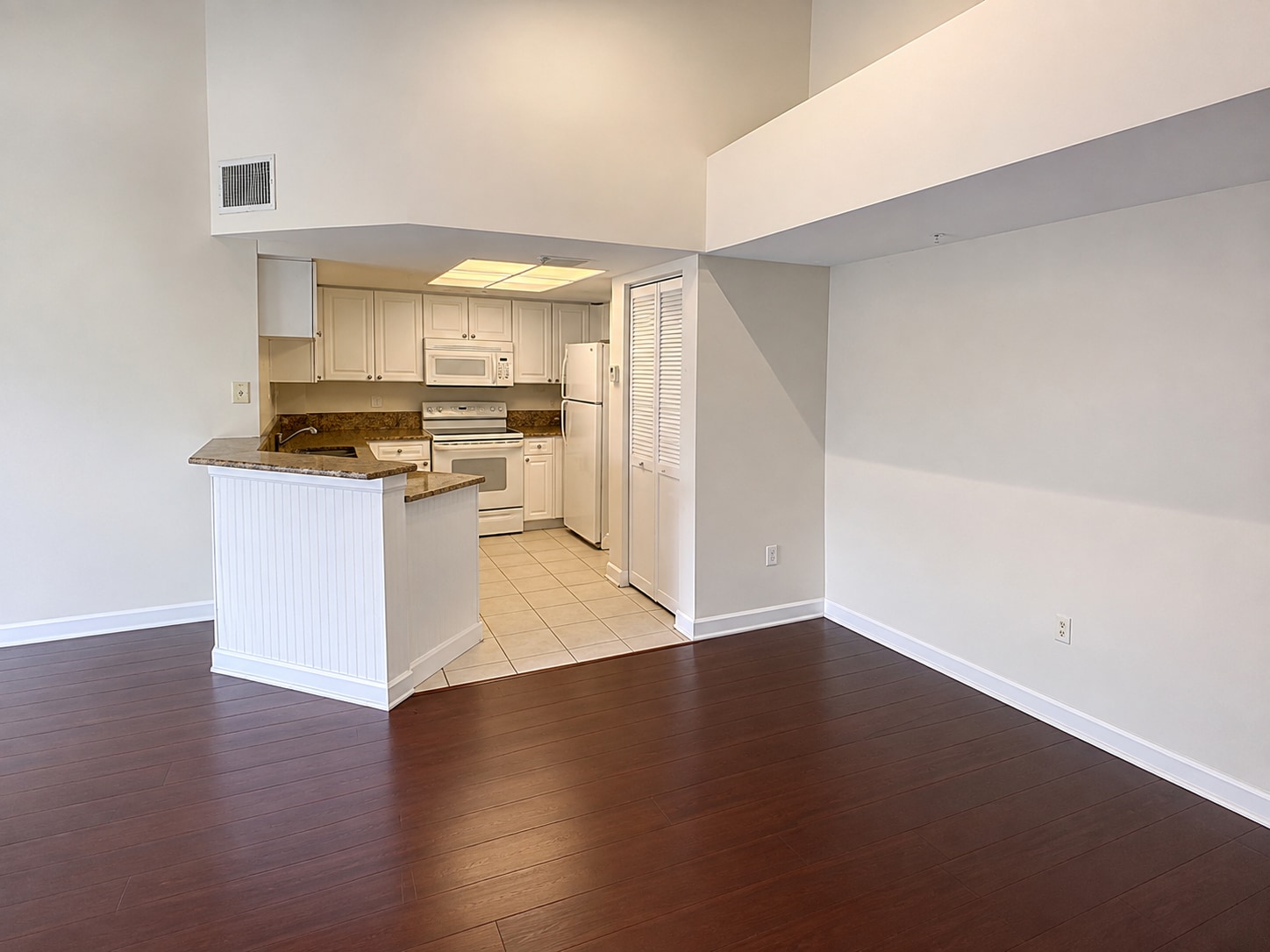 Building Photo - 1100 Crestwood Ct S