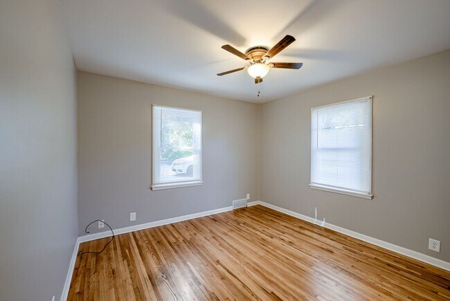Building Photo - 2 Bedroom With Oversized Garage & Prime Location Near 90th & Blondo!!
