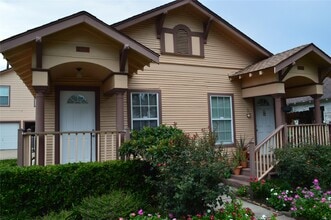 Building Photo - 303 Vincent St