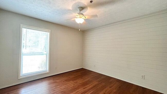 Building Photo - Vinings Run 1 Bedroom Condo, Minutes from ...