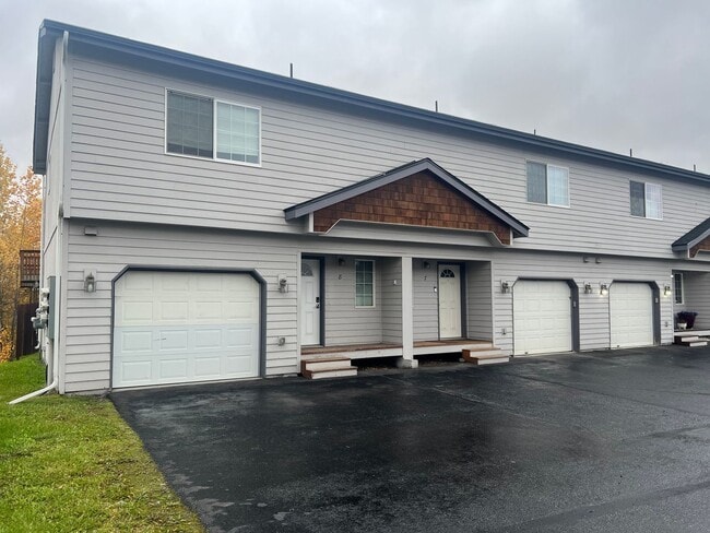 Building Photo - Remodeled Townhouse with Garage