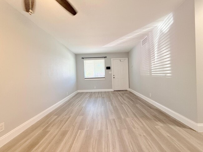 Building Photo - 1702 NE 9th St