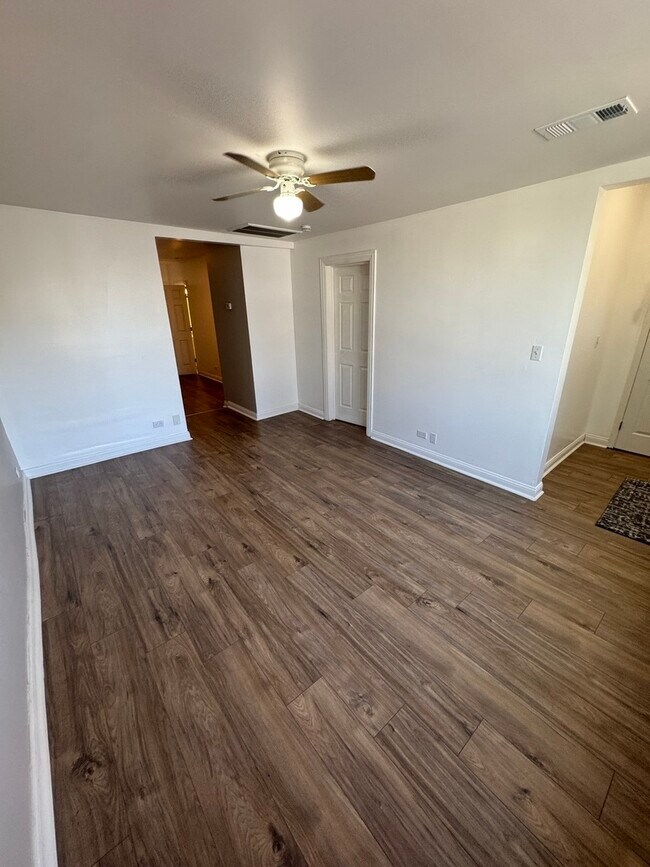 Building Photo - 617 W 43rd Pl