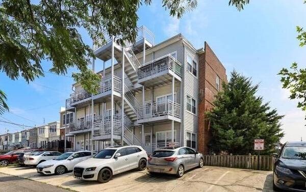 Off-street parking - 500 25th Pl NE