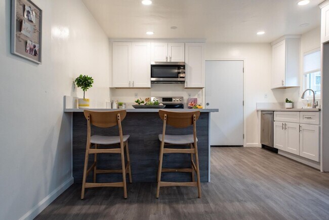 Building Photo - Van Dyke Triplex