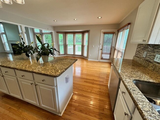 Building Photo - 28240 Golf Pointe Blvd