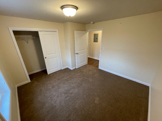 Building Photo - 540 Northend Dr