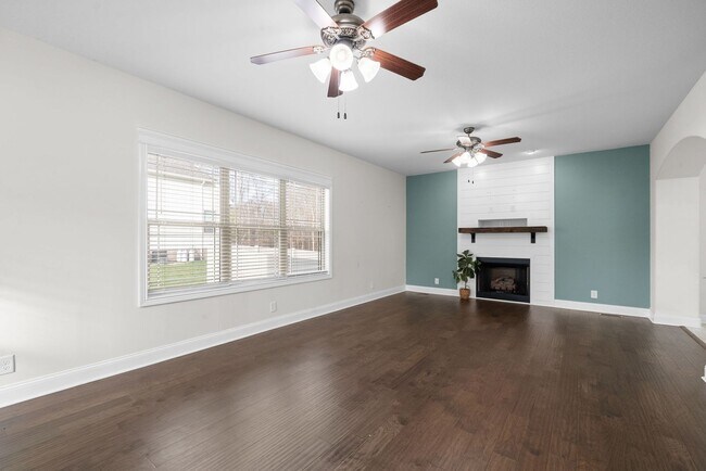 Building Photo - 3 Bed 2/2 Bath home nestled on an Acre of ...