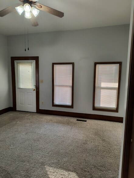 Building Photo - 2621 Mt Vernon Ave