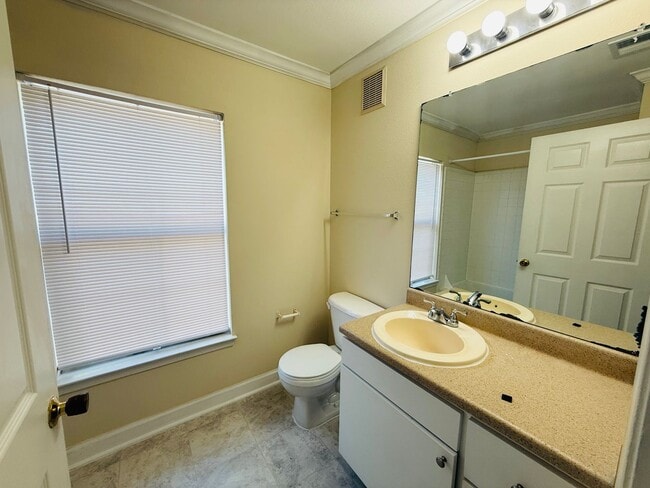 Building Photo - 18557 Bridle Club Dr