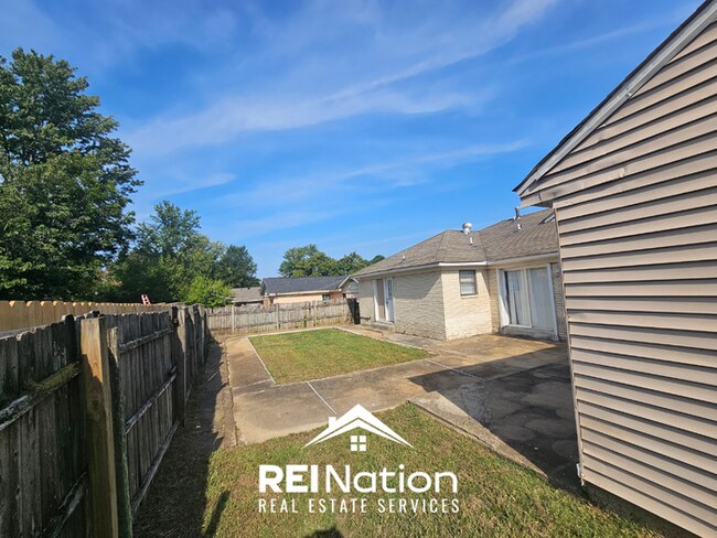 Building Photo - SPRAWLING 4BR/2BA MEMPHIS HOME! | Brick Fireplace & 2-Car Garage | Fenced Yard!