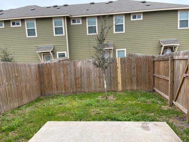 Building Photo - Town home for rent