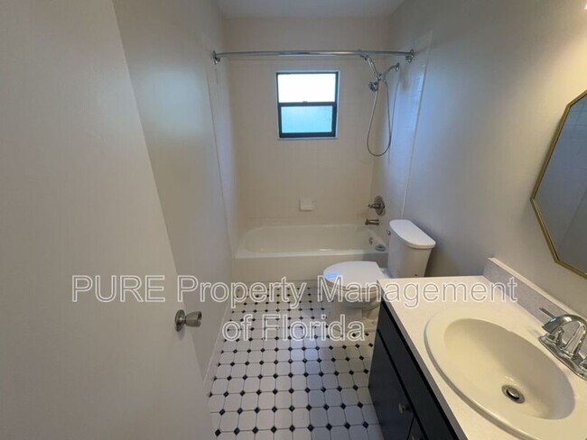 Building Photo - 9 Banyan Course Run