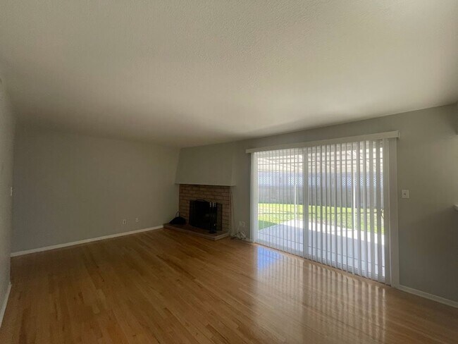 Building Photo - BEAUTIFULLY UPDATED 3 BEDROOM 2 BATH HOME ...