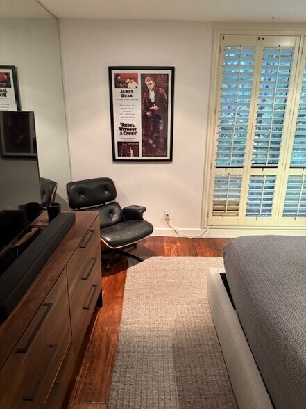 Building Photo - 8400 De Longpre Ave